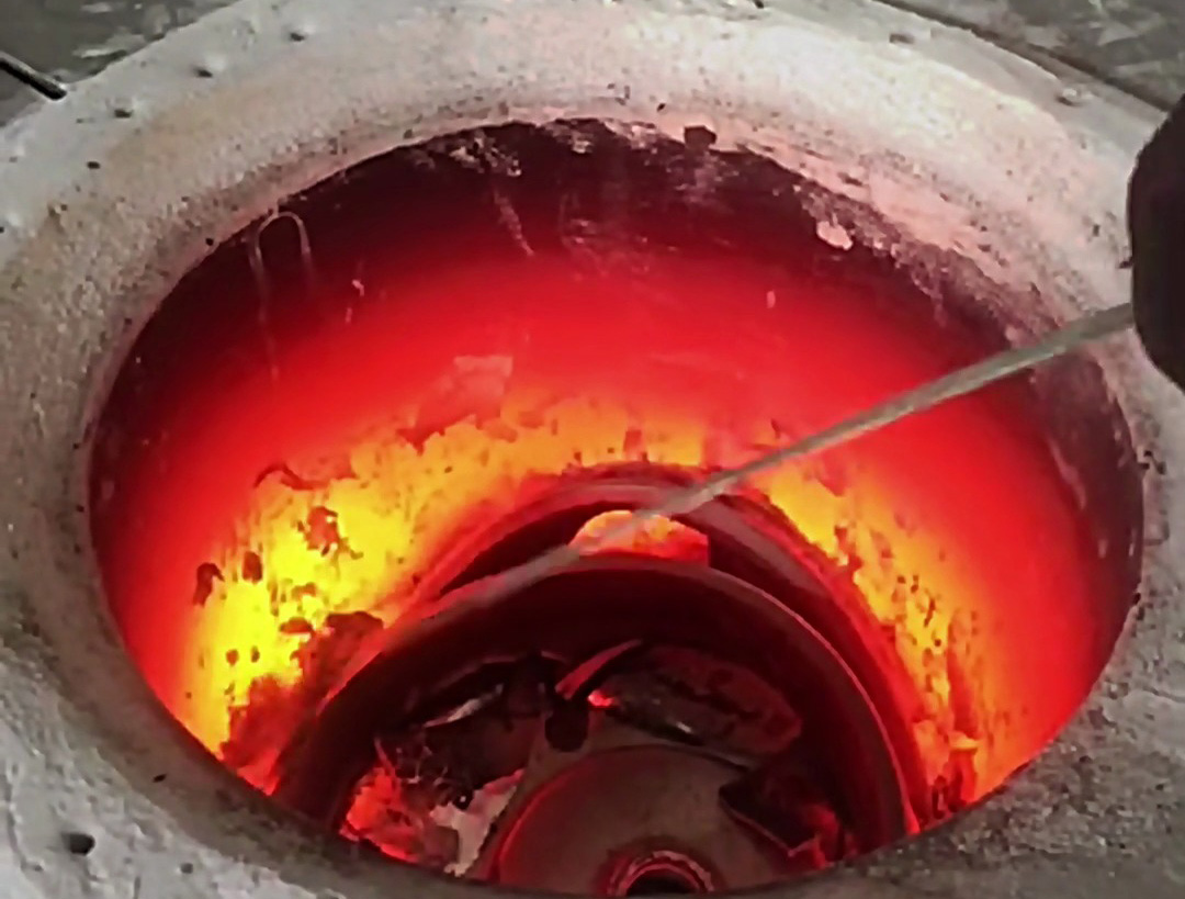 50 公斤手摇倾倒式中频熔锡炉：中小批量低熔点金属熔炼的实用之选