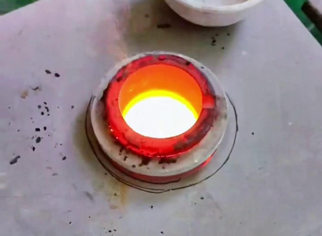 贵金属熔炼炉是一种专门用于熔炼金、银、铂等贵金属的设备