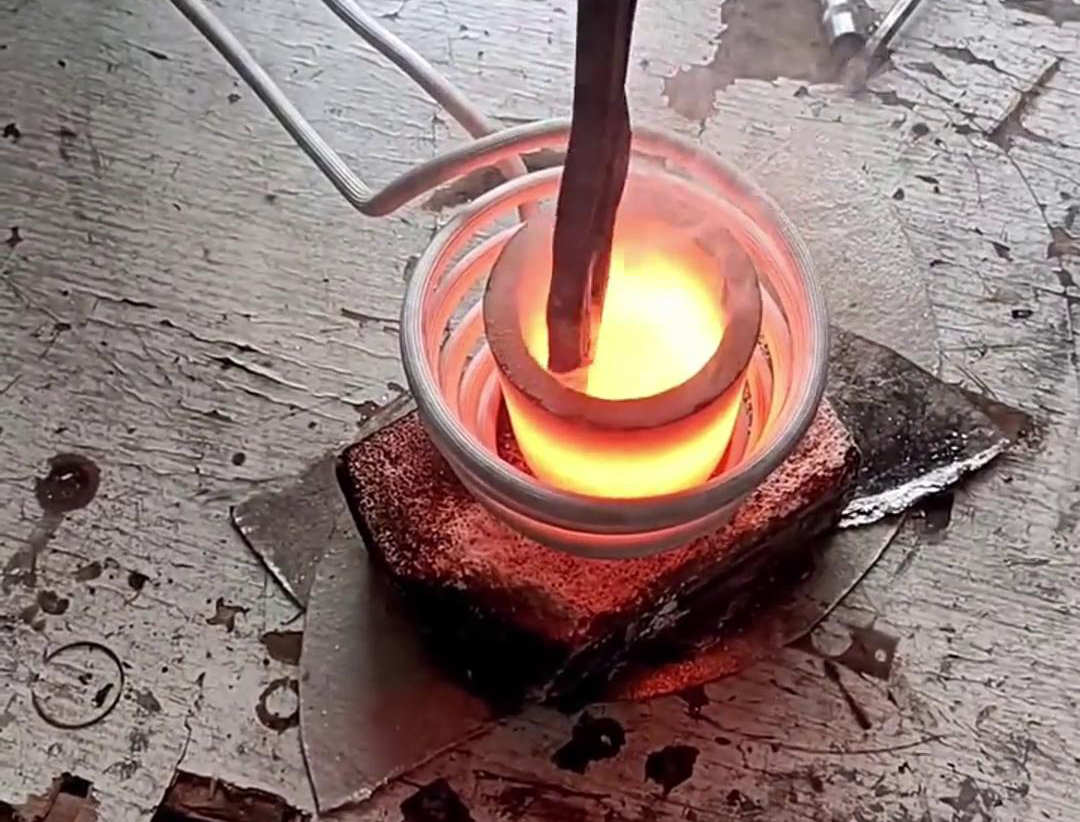 小型中频熔炼炉具有体积小、重量轻、效率高、耗电少、熔化升温快