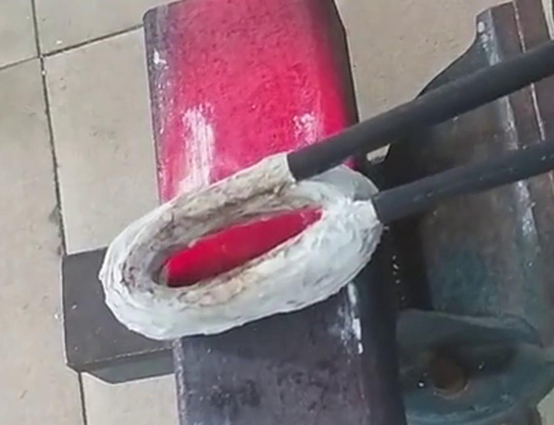 手持式高频加热机在方管加工中,它可以用来实现焊接预热、局部退火、弯曲软化等工艺需求