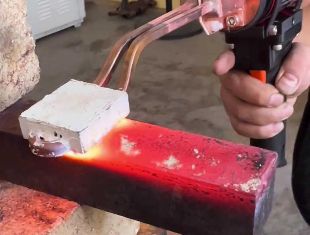 手持式平面加热设备是一种高效的加热工具,通常用于各种维修、制造、加热、焊接等场合