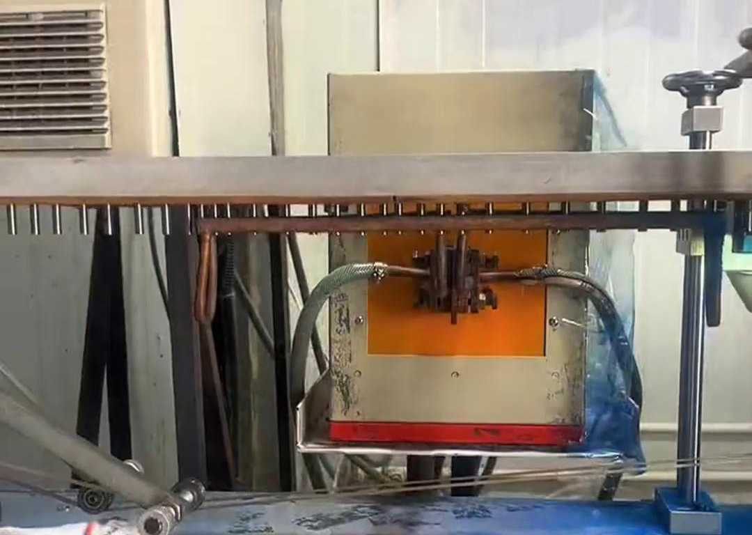 通过振动盘自动化上料到输送带,然后高频电源对要加热的工件进行局部加热,根据工艺要求直接经过容器 ,让其局部覆盖一层涂料