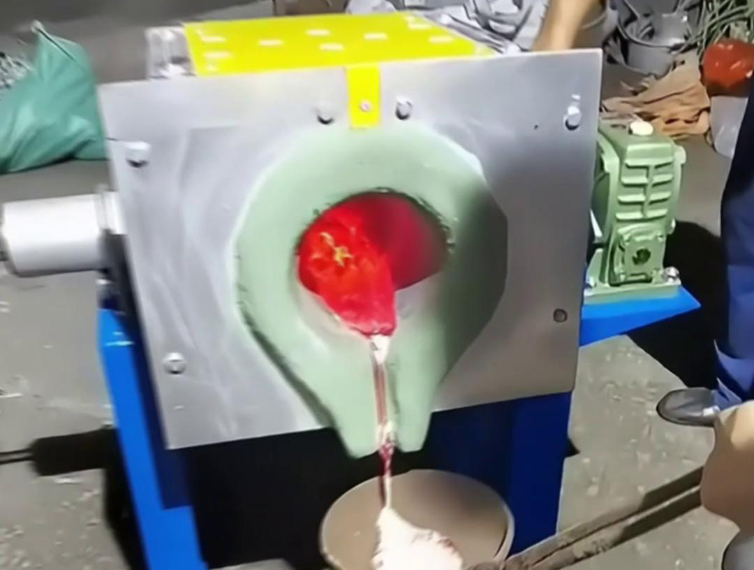 中频熔铝炉具有多种优点,如体积小、重量轻、效率高、耗电少