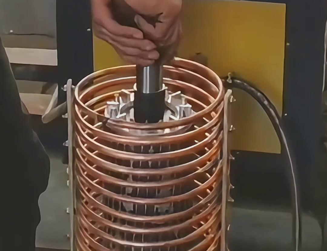 利用高频电源控制电流对转子进行快速加热,使其膨胀,然后将其装配到定子中