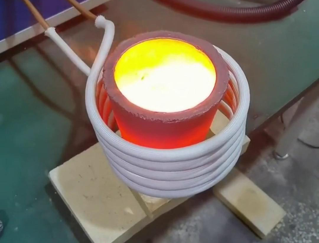 小型高频熔铝炉是一种高效、节能的熔炼设备,适用于铝合金的快速熔化。