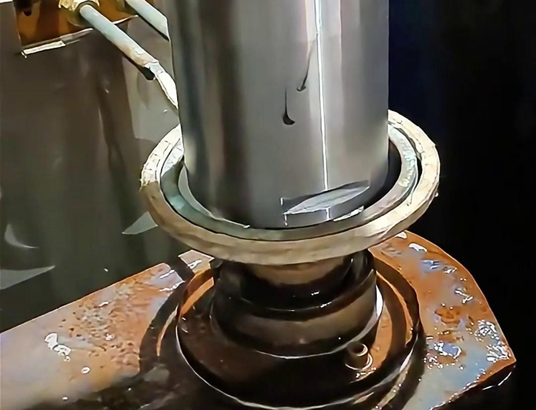 高频淬火机床具有多个显著的优点，淬火速度快，通常只需几秒钟即可完成淬火过程