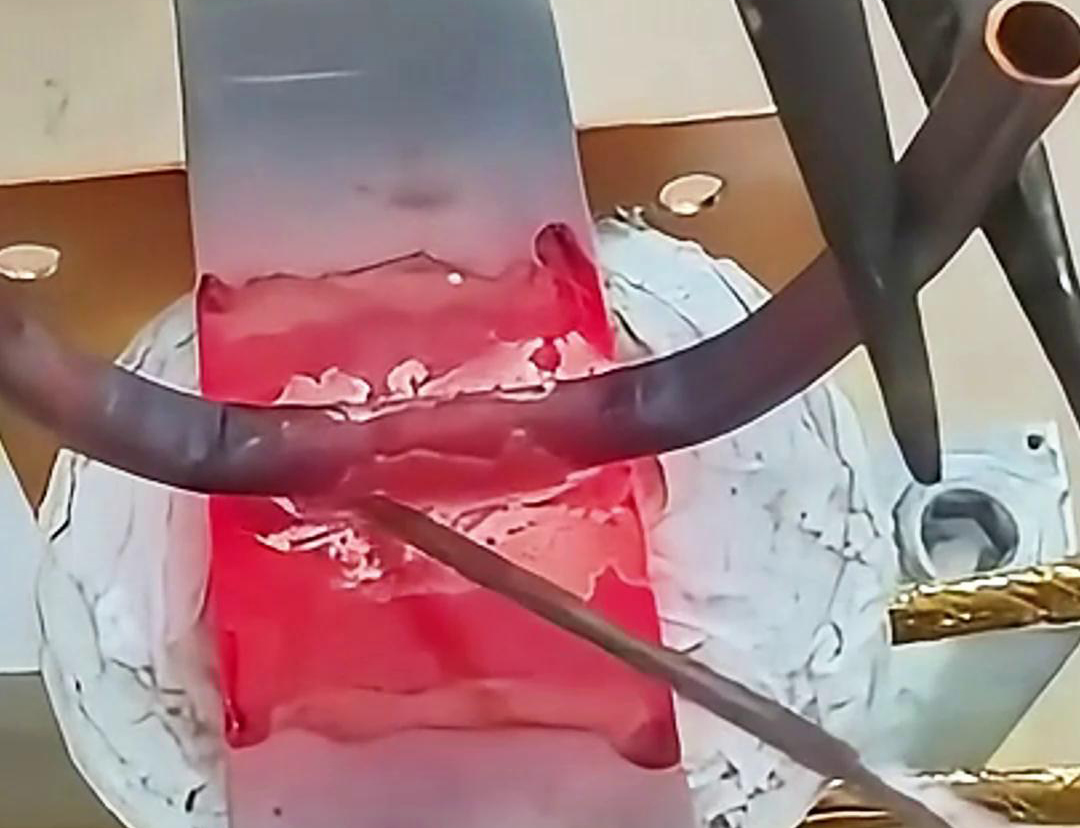 手持式高频机利用高频电流在工件中产生涡流，从而使铜件局部快速加热至熔化状态完成焊接