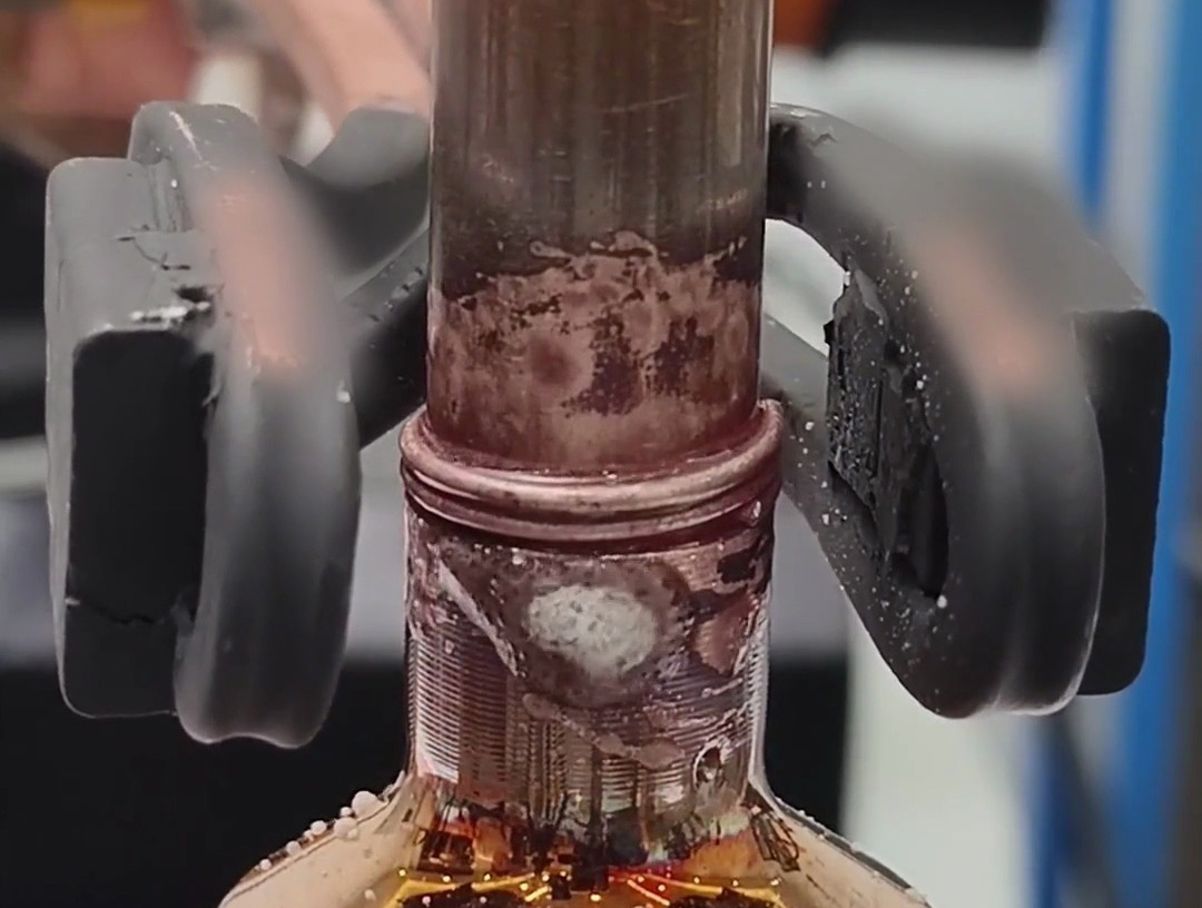 机械手带动手持式高频焊机左扭右拧,这样焊接铜管效果更均匀