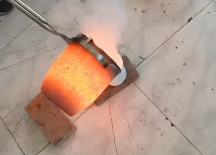 粉丝提供的锑金属粉末怎么炼?看中频熔炼炉如何满足工艺指标!