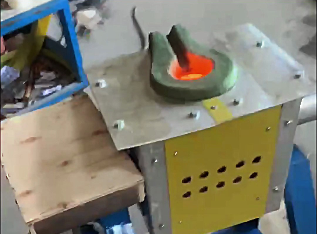 熔金熔铜熔铝都不在话下！这款中频熔炼炉高效可靠，厂家直供！