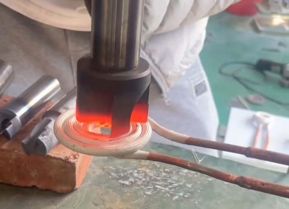 揭秘小型高频加热机的神奇操作!钻头合金热取速度超乎想象!