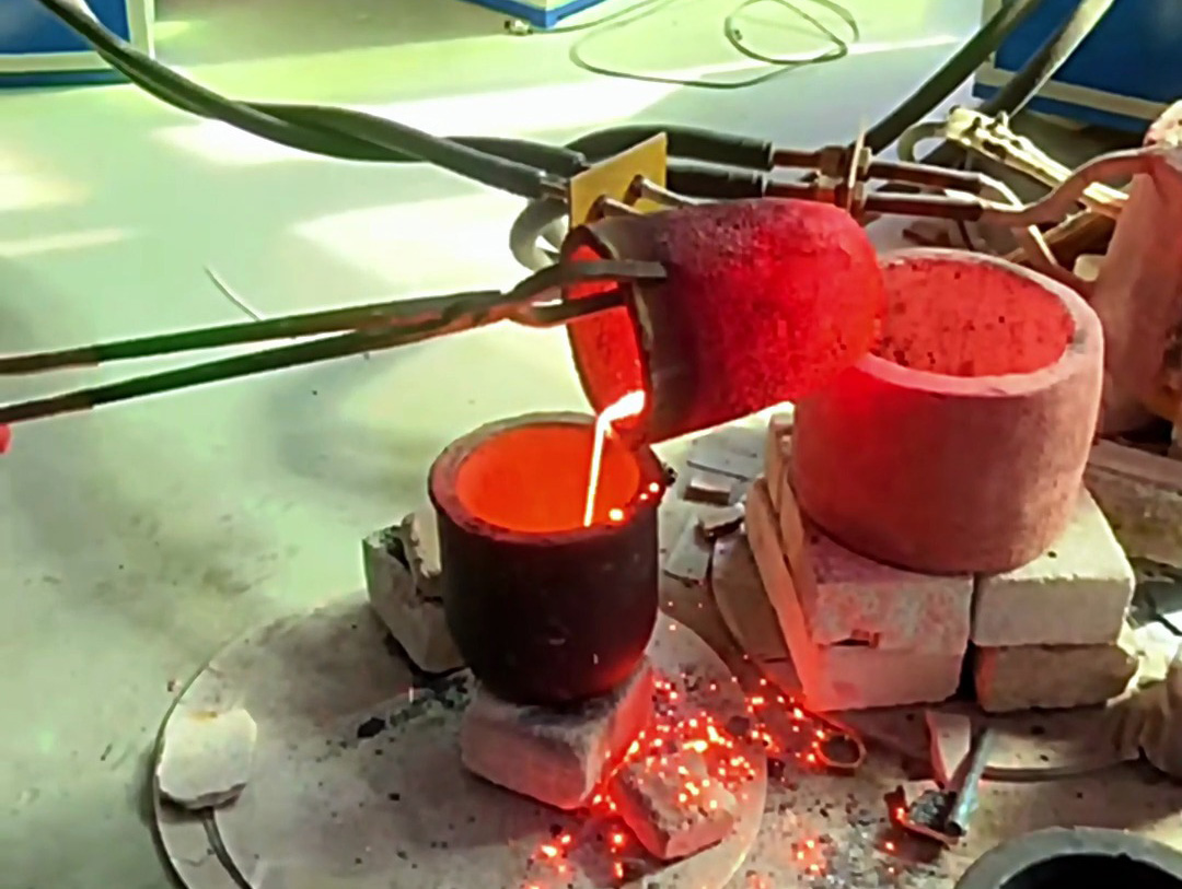 中频熔炼炉竟然可以熔炼一堆金属粉末后寻找黄金成分