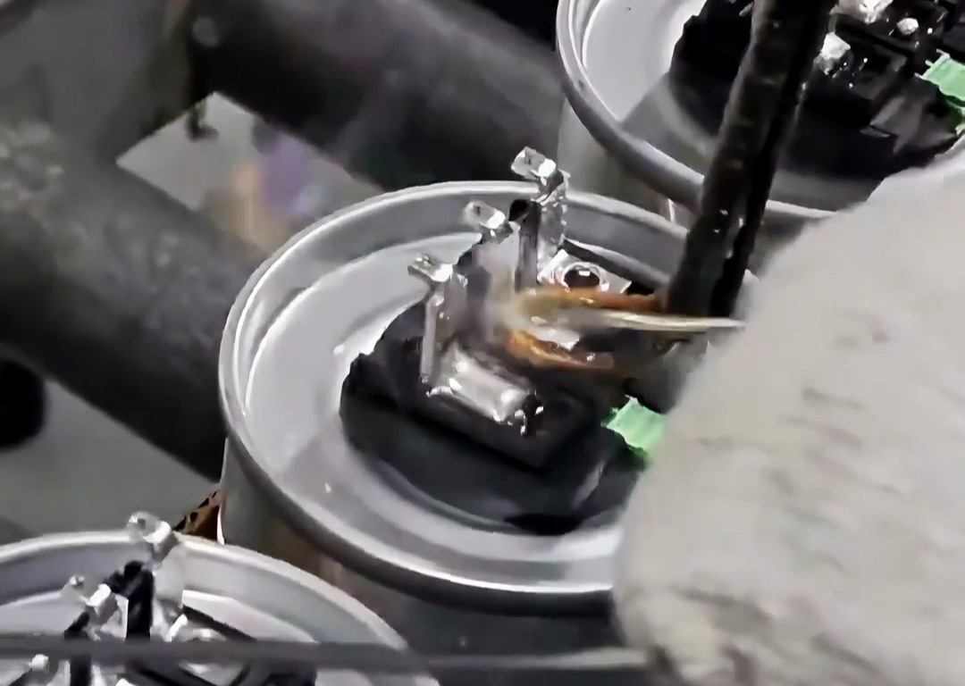 无虚焊、不连锡！焊锡填充的完美操作，这就是手持式高频焊机