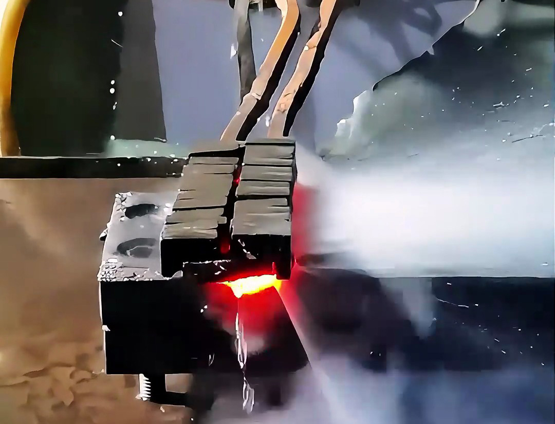 压板淬火要稳准高效?卧式淬火机床来搞定