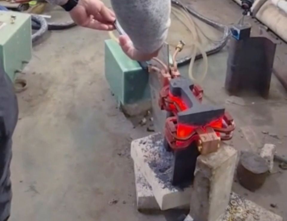 中频加热机,深耕工业热处理领域多年,针对钢轨正火工艺定制加热方案